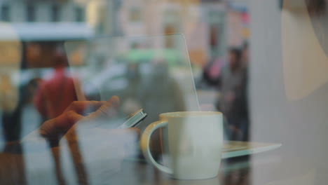 Sie-Trinken-Tee,-Während-Sie-Telefon-Und-Laptop-Benutzen