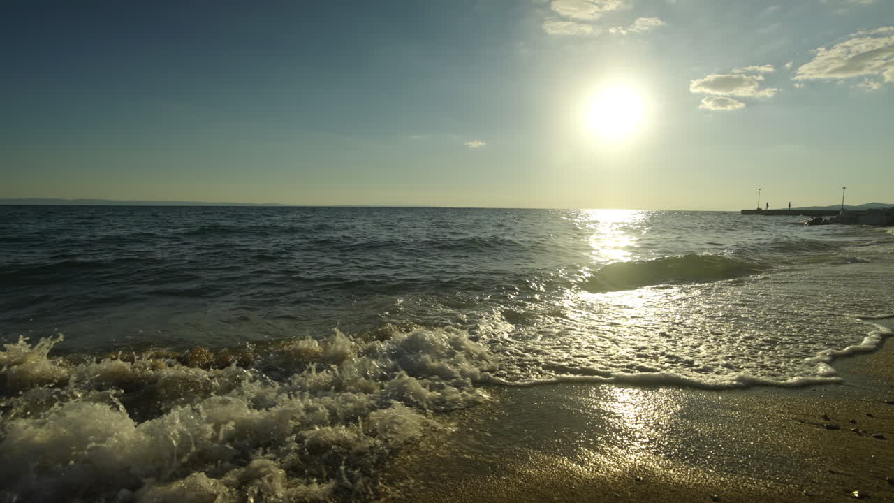 해가 지는 해변 장면