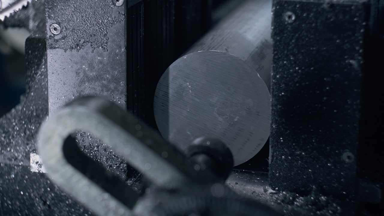 숙련 된 작업자 는 밴드 사 에 스 ⁇  파이프 를 설치 한다