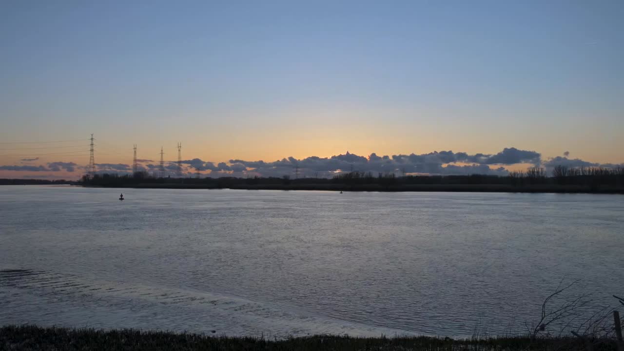 극적인 흐린 새벽에 스켈데강의 파노라마 정적 시간 경과