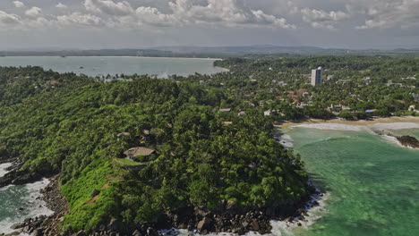 mirissa sri lanka aerial v8 sobrevuela la costa alrededor de los resorts de ladera capturando el paisaje bordeado de palmeras, la bahía de weligama y las vistas del océano del paraíso tropical - filmado con mavic 3 cine - abril 2023