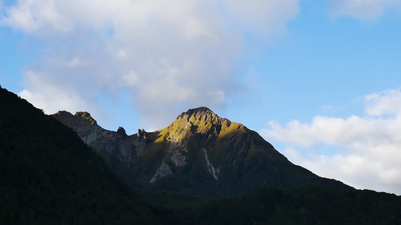 Timelapse di nuvole intorno a una remota vetta montuosa in Nuova Zelanda.