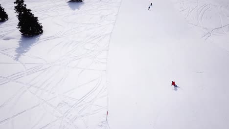 4k-Luftaufnahmen,-Drohne,-Die-Skifahrern-Auf-Der-Skipiste-Im-Skigebiet-Folgt