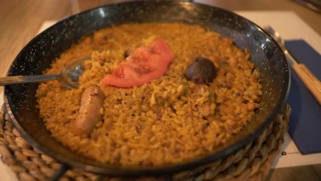 Authentische-Paella-In-Valencia,-Spanien