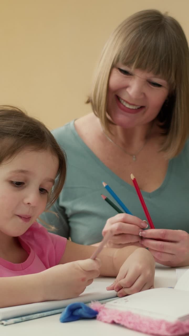 la abuela ayudando a la nieta con la tarea