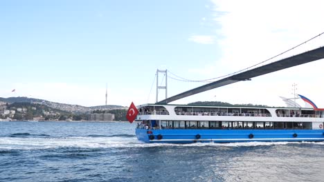 ferry cruzando el puente del bósforo en estambul