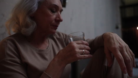 Woman-sitting-on-a-chair-at-night