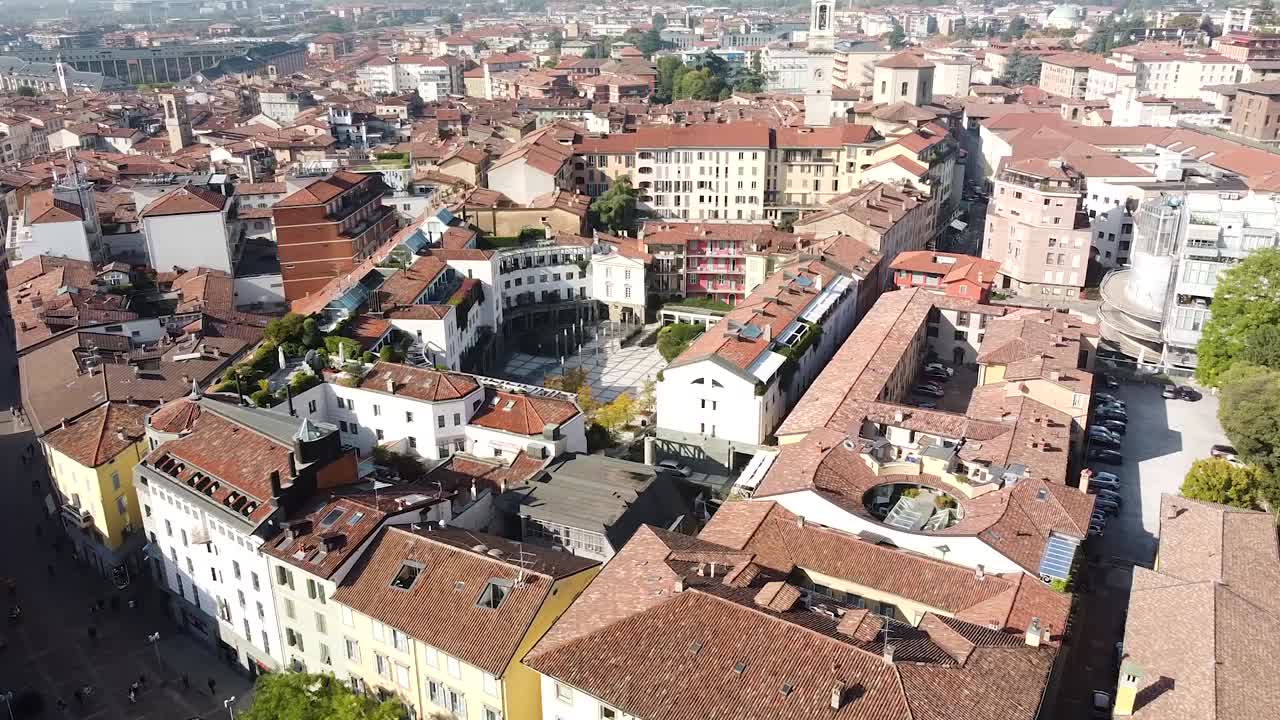 베르가모 도시 옥상의 탁 트인 전망, 공중 드론 비행