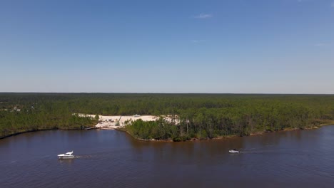 Toma-Aérea-De-Una-Bahía-Y-Un-Río-Con-Botes-En-Ellos-1