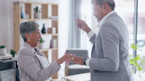 feliz, pareja de último año bailando