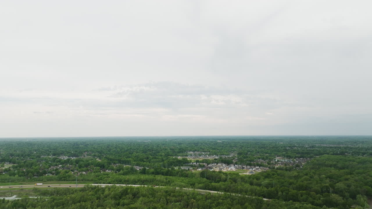 el río wolf serpenteando a través de la exuberante collierville, tn, en un día nublado, vegetación expansiva, vista aérea