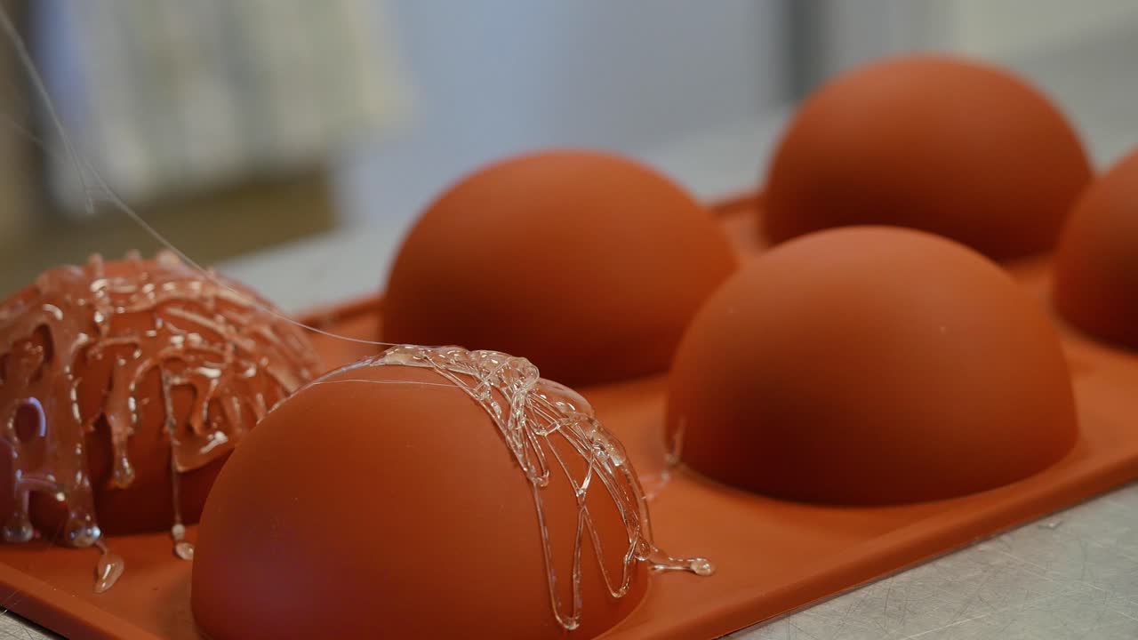 설탕과 젤을 은 장식적인 구를 만드는 것