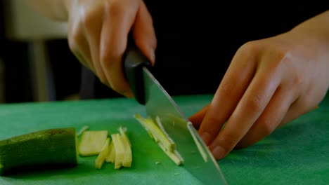 chef cortando verduras en la cocina 4k