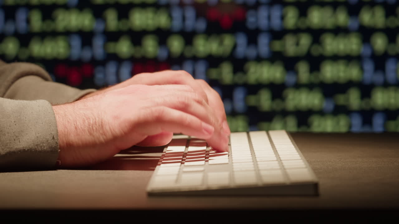 배경에 코드가 있는 키보드에서 타이핑하는 사람