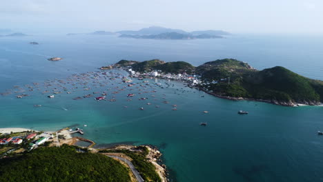 Luftseelandschaft-Der-Insel-Binh-Hung-Vietnam,-Tropischer-Küstenozean-Archipel