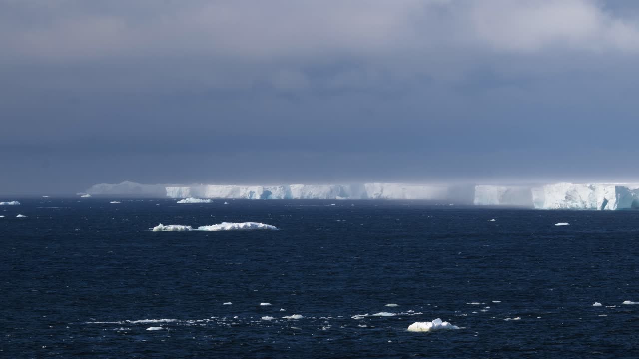 폭풍우의 날에 남극의 아메리 얼음 프와 파란 바다