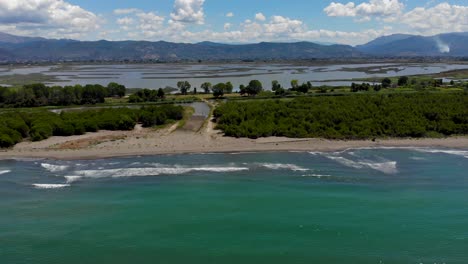 Hermoso-Paisaje-Natural-De-Laguna-Y-Playa-De-Arena-Bañada-Por-Olas-De-Mar-Turquesa-En-Albania