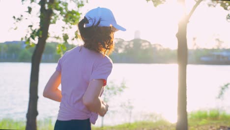 mujer corriendo en un parque al atardecer