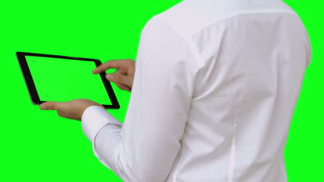 hombre de negocios de pie usando una tableta pc