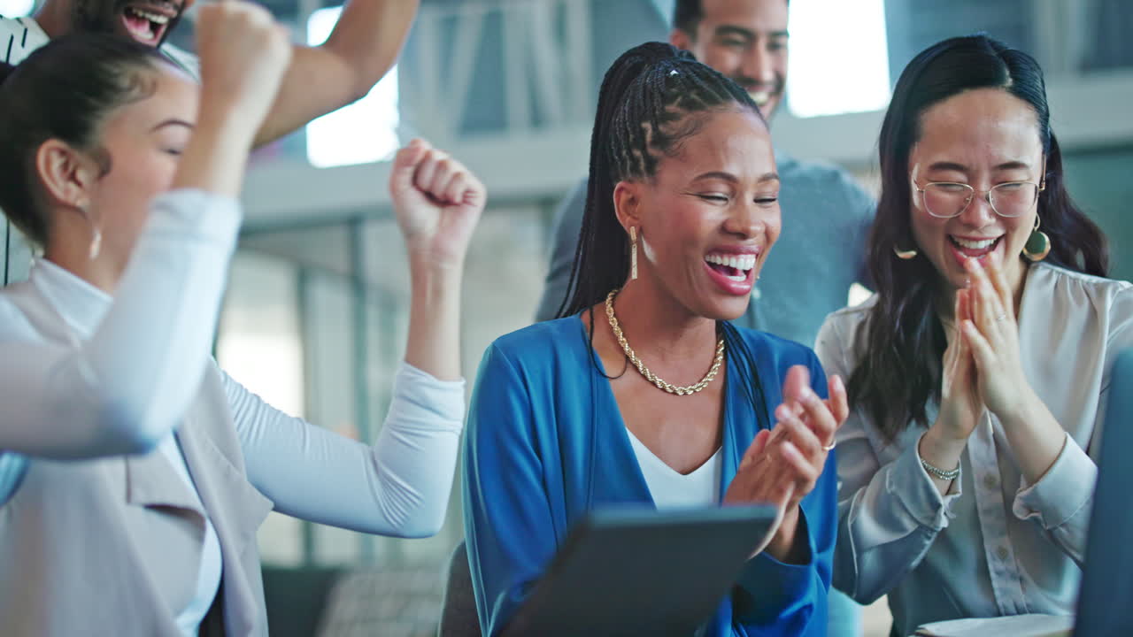 éxito, aplausos o gente de negocios en la computadora portátil