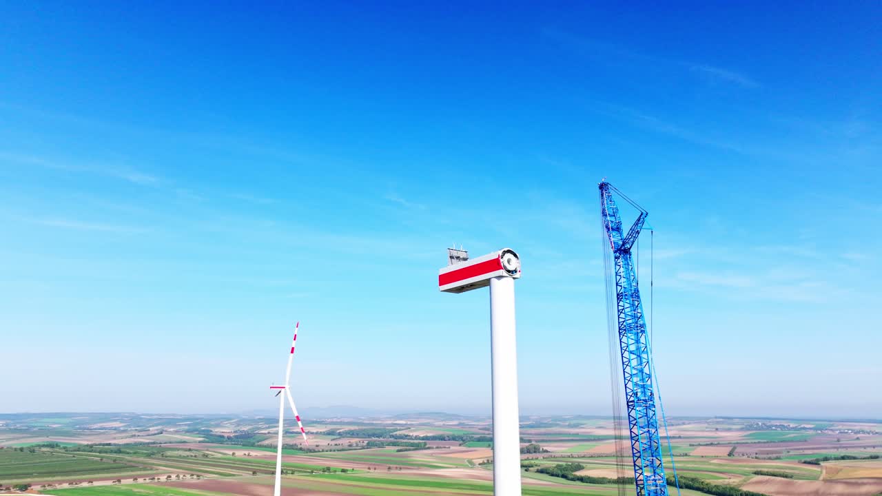 낮에 크레인과 함께 풍차 건설 - 드론  ⁇