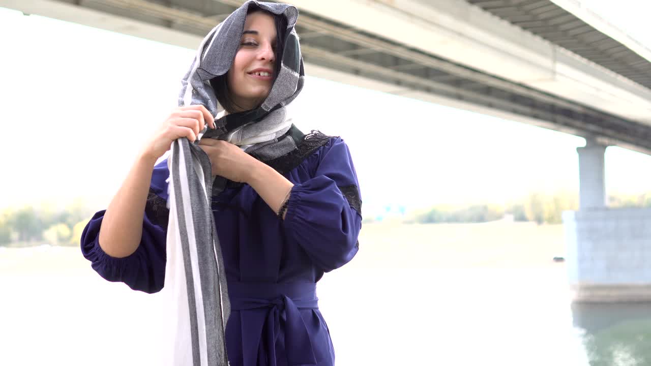 중동의 소녀가 자신의 히자브를 입고 있습니다.