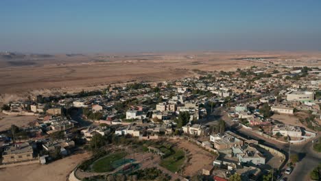 mitzpe ramon mitzperamon israel negev desiertos autopista zumbido muñequita en coche volador carreteras montañas arena medio este medio oriente jordán palestina cráter ramon edificios piedras piedra