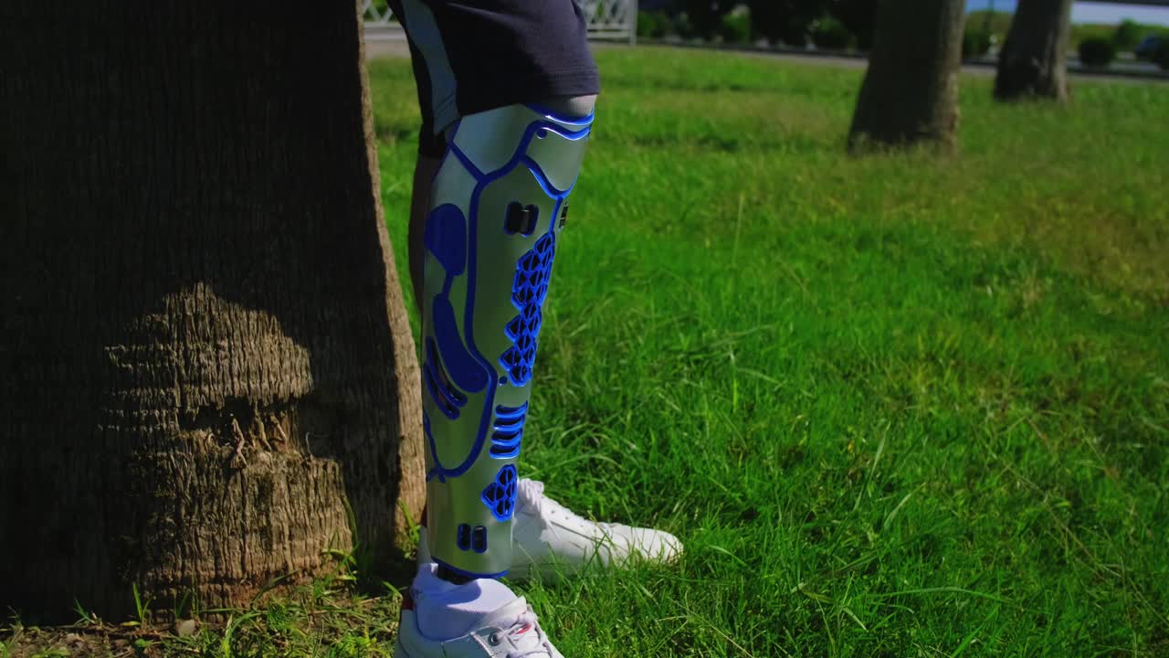 persona con una gamba protetica in un parco