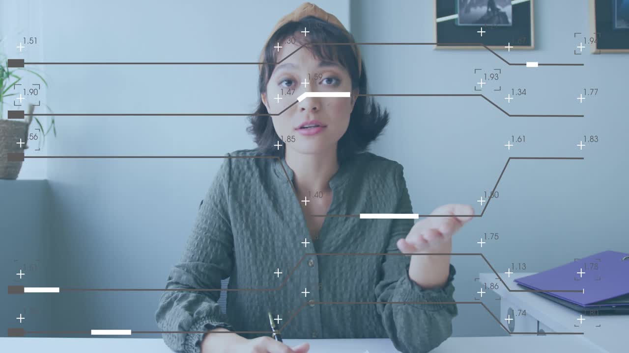 animación de lenguaje de computadora y patrón de placa de circuito sobre mujer asiática hablando en videocall.