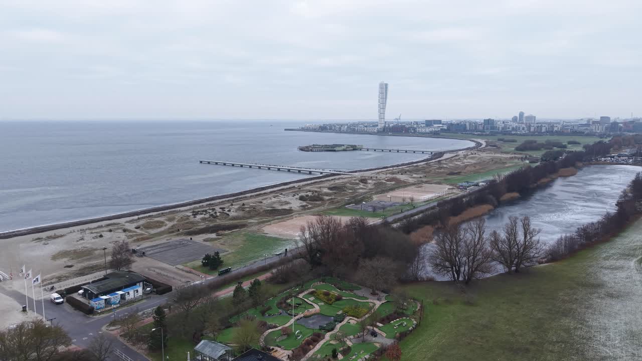 Malmö, Svezia. Ripresa con drone della spiaggia cittadina, edifici e paesaggio ghiacciato in una fredda giornata invernale.