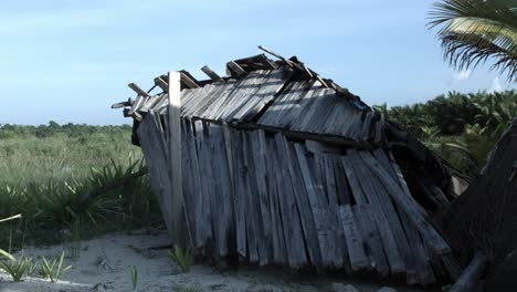 cabaña de madera abandonada y derrumbada
