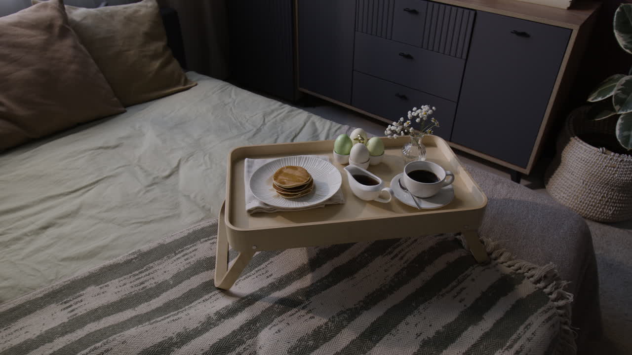 desayuno en la cama con huevos de pascua