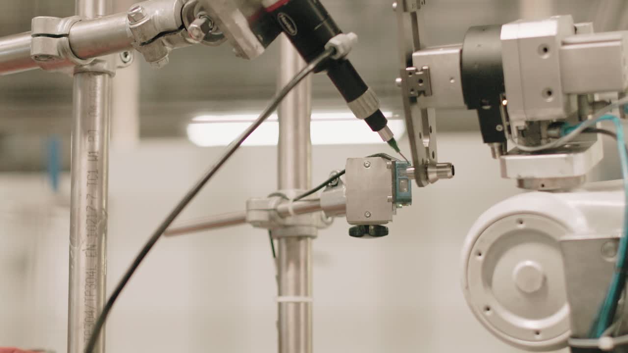 로은 금속 조각을 정확하게 잘라내기 위해 프로그래밍되어 있습니다.