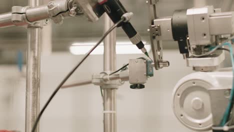 robot programado para cortar con precisión una pieza de metal