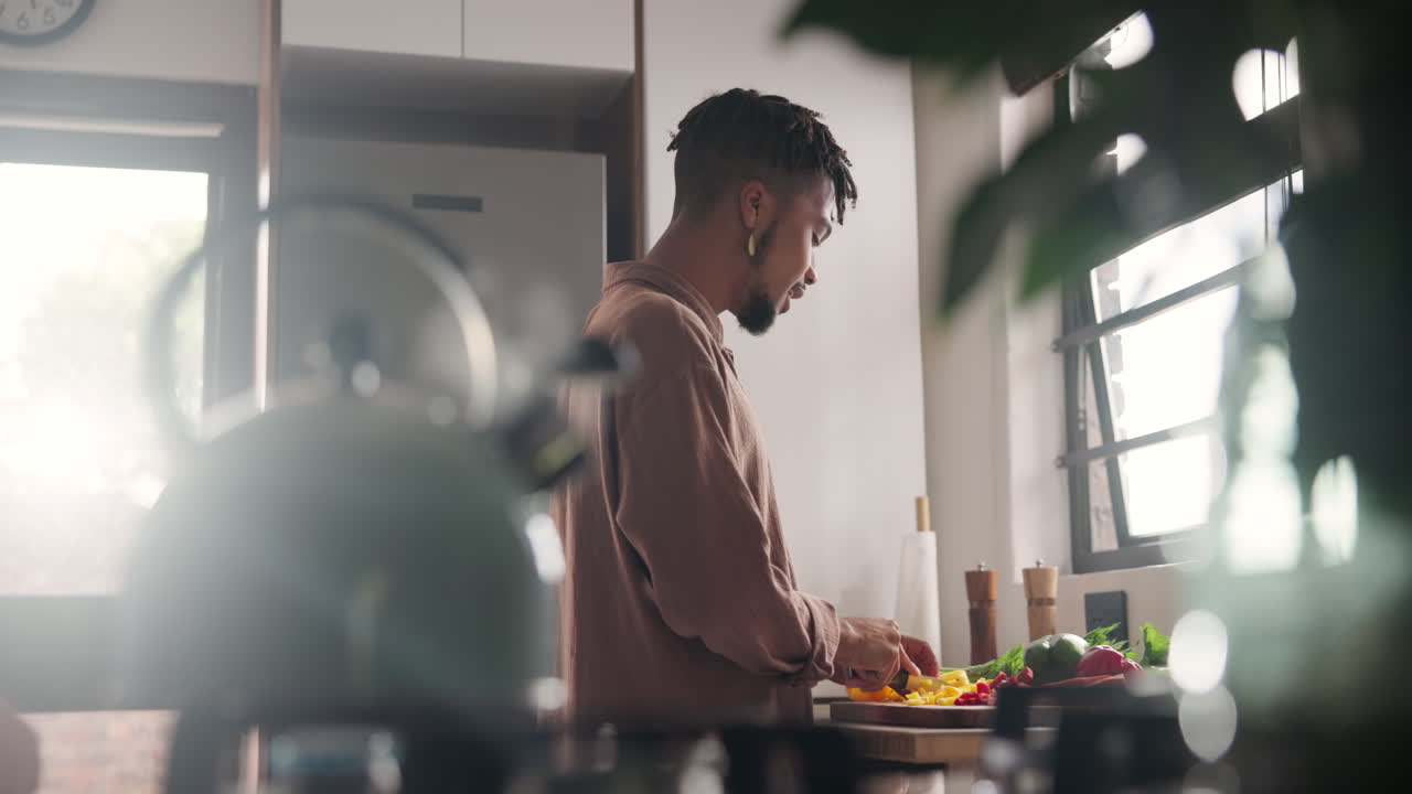 pareja feliz cocinando juntos en la cocina