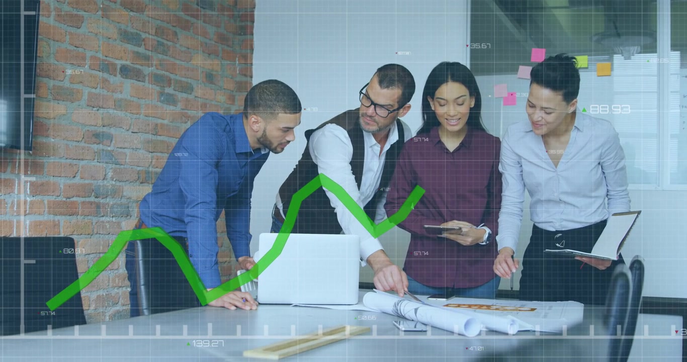 Equipo de negocios revisando planes, señalando y tocando una tableta, con un gráfico de líneas verdes que se inicia sobre los planes.
