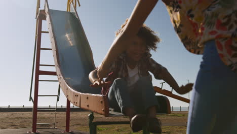 Mutter-Und-Sohn-Haben-Spaß-Auf-Dem-Spielplatz