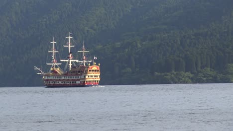 Close-up,-The-view-of-traditional-japanese-ship-enters-right-to-the-picture-in-Ashi-lake