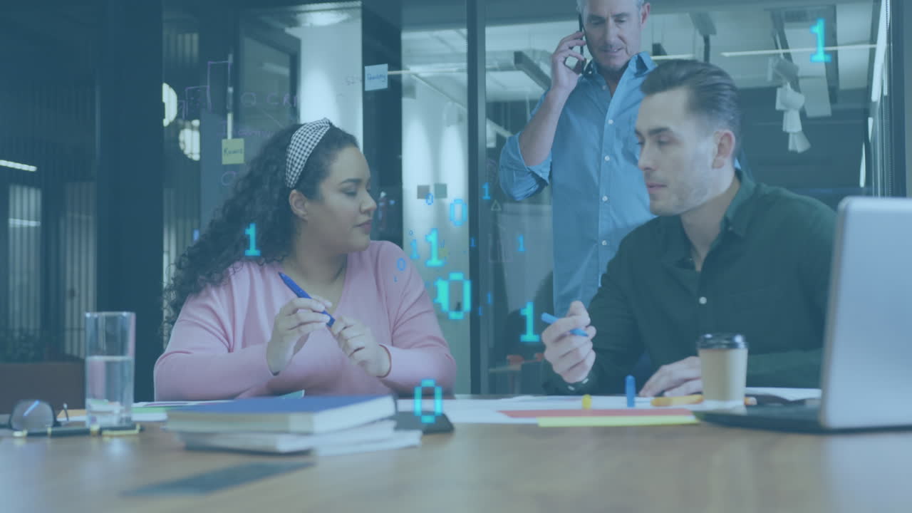 animación de procesamiento de datos de codificación binaria sobre diversas personas de negocios en la oficina.