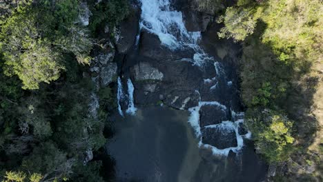 Wasserfall-Und-Stromschnellen,-Von-Oben-Gesehen