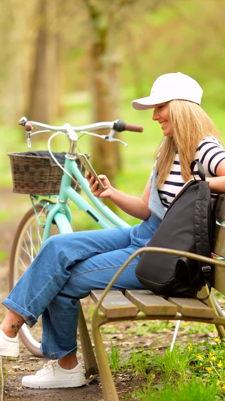 Donna con bicicletta che si rilassa nel parco