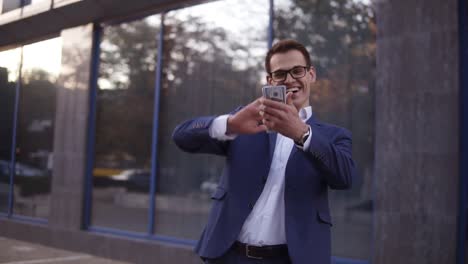 Hombre-De-Negocios-Con-Traje-Azul-Lanza-Un-Puñado-De-Billetes-Al-Aire