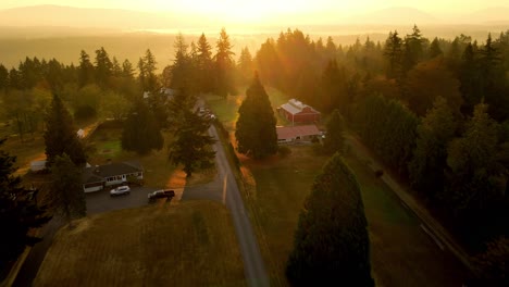 Filmische-Sonnenuntergangsdrohne,-Die-Im-Wald-Mit-Einem-Abgelegenen-Wohnhaus-Mit-Sonnenstrahlen-Gedreht-Wurde,-Die-Einen-Wunderschönen-4k-antennengipfel-Erreichen,-Gefilmt-In-Renton-Washington