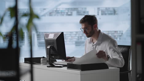 la dedicación es lo que obtiene los mejores resultados. hombre de negocios en la oficina trabajando en el escritorio en la computadora portátil. hombre estudiante escritor sentado en el escritorio de la oficina con la computadora portátil pensando en inspiración búsqueda de ideas de solución de problemas