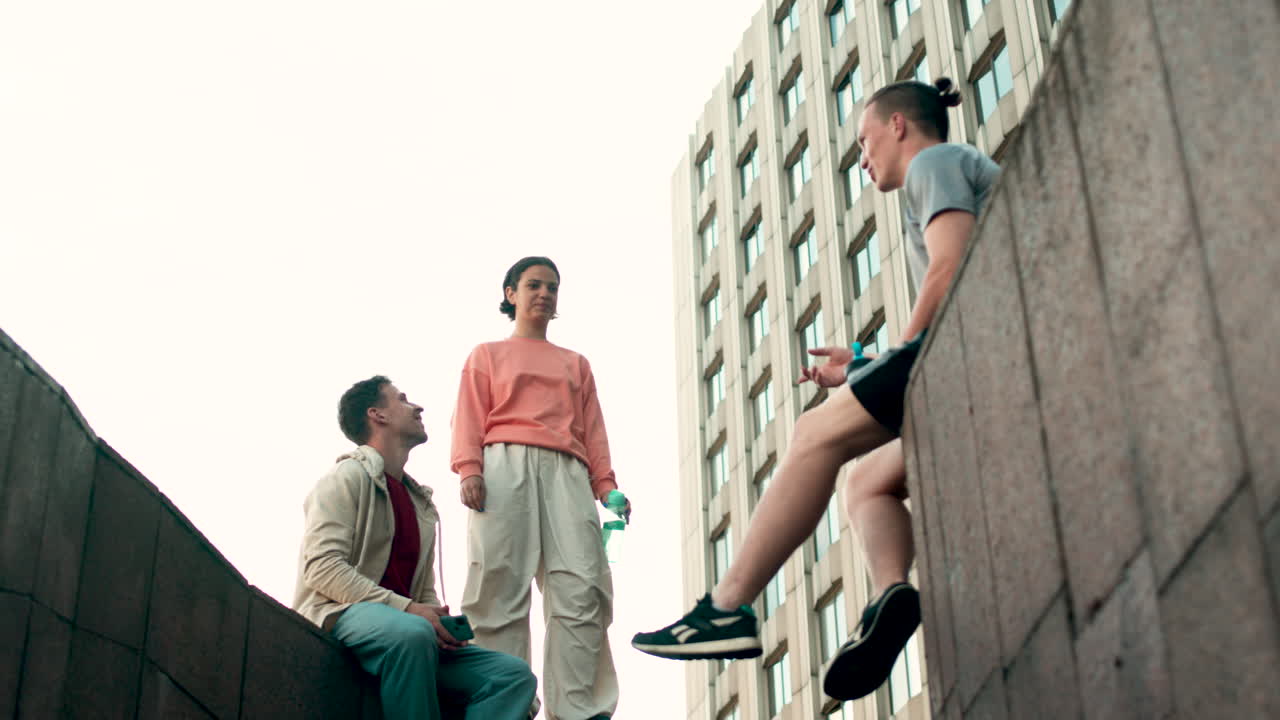 거리에서 앉아있는 친구들