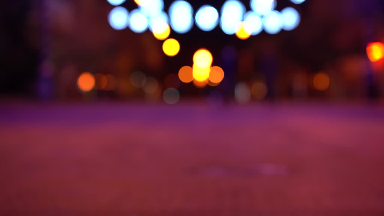 iluminación festiva en la calle por la noche, luces de la ciudad de bokeh desenfocadas.
