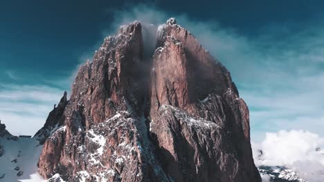 Drohnenflug-über-Die-Majestätischen-Berggipfel-Der-Dolomiten,-Italien