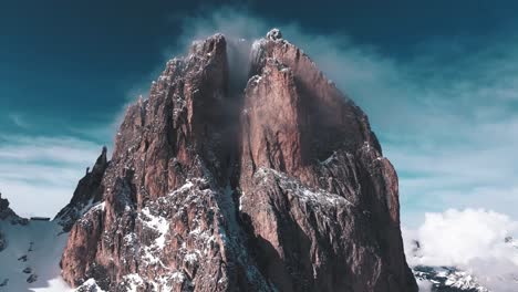 드론이 이탈리아의 웅장한 산꼭대기인 돌로미테스 (dolomites) 를 지나간다.