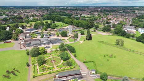 fotografía aérea del parque wicksteed con la ciudad de kettering durante una tarde soleada en inglaterra