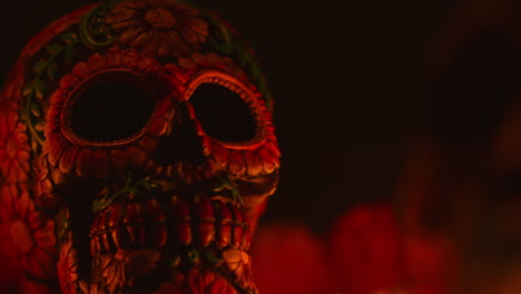 cerca de la naturaleza muerta del cráneo decorado celebrando la fiesta mexicana del dia de muertos o día de los muertos